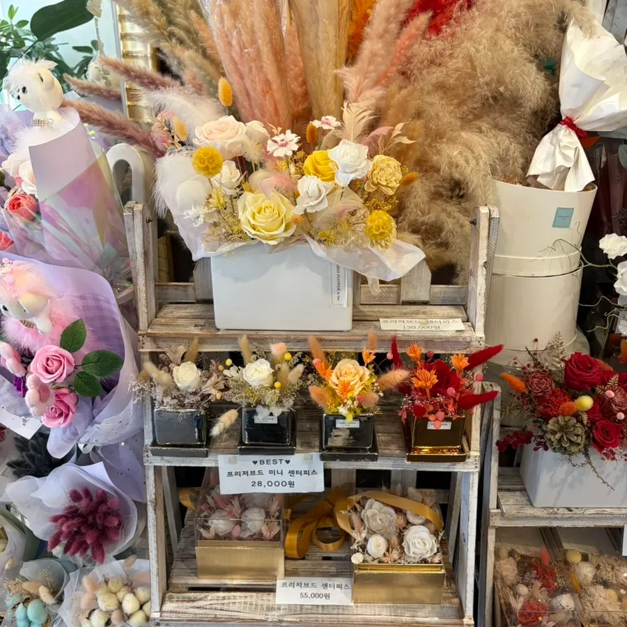 Mini balloons and flower accessories in the shop