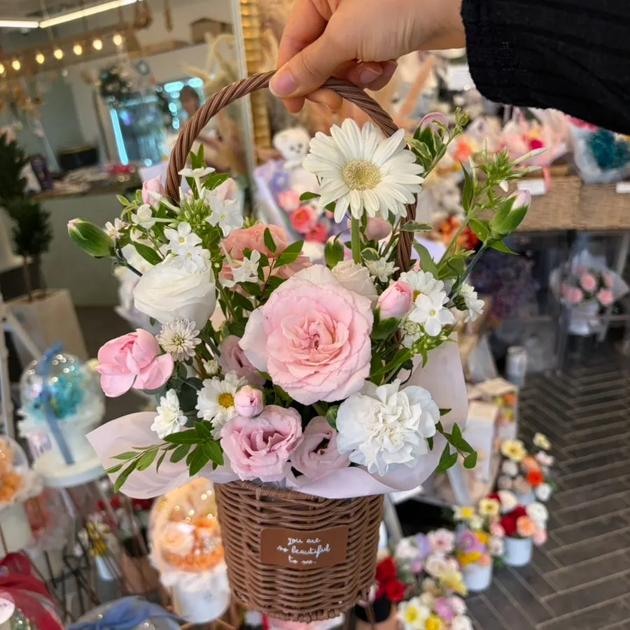 Mini flower basket in a cozy color combination