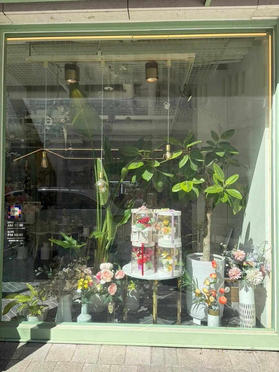 Exterior of the flower shop near Jangji Station