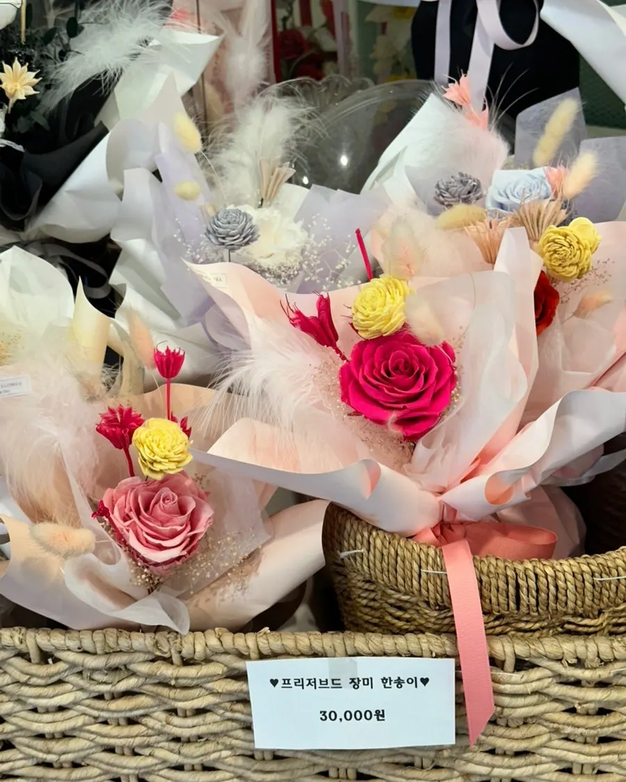 Fresh flower display inside Habio Flower by Su