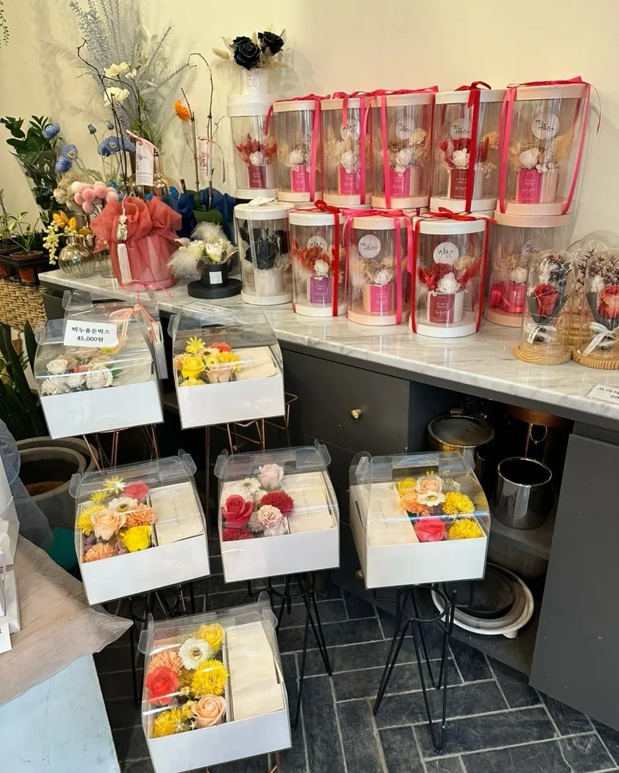 Flower boxes for gifting on display