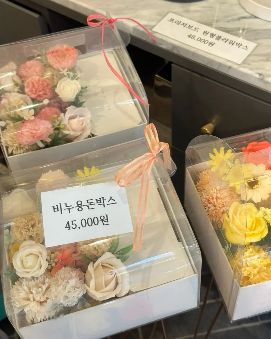 Flower box set arranged as a gift for parents