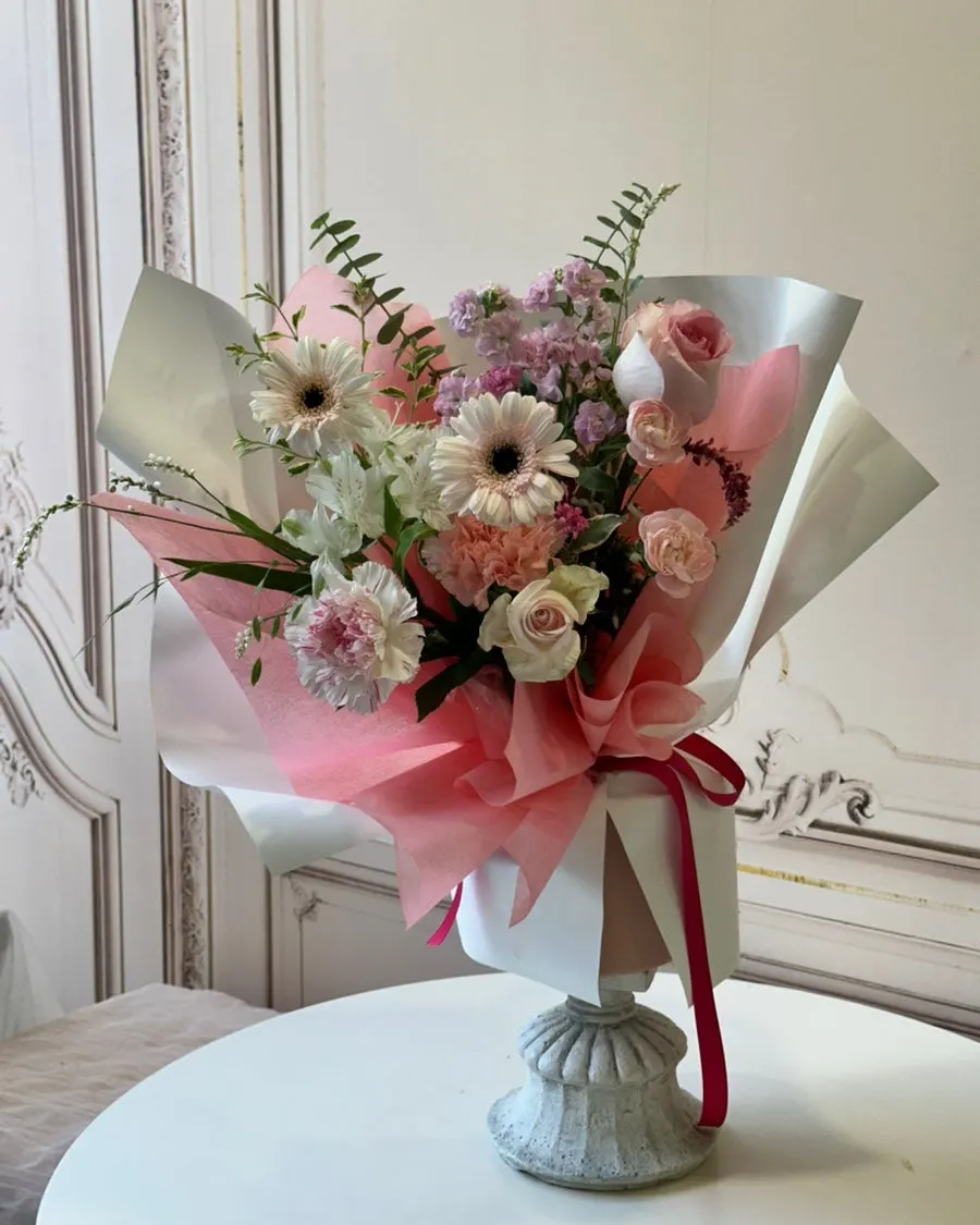 S-size bouquet photographed at the store's photo zone