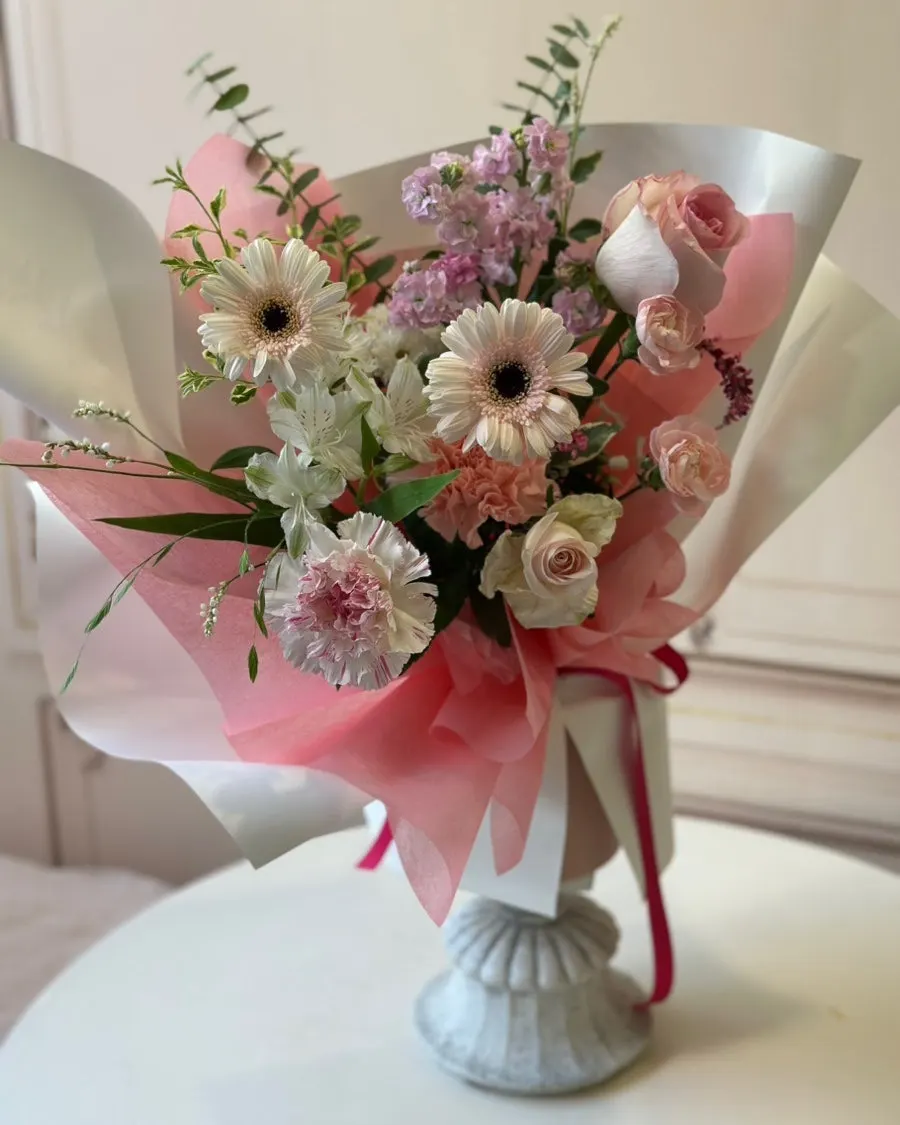The finished, full S-size bouquet