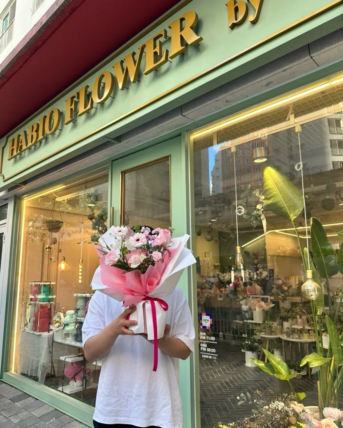 Posing with the bouquet in front of Habio Flower by Su