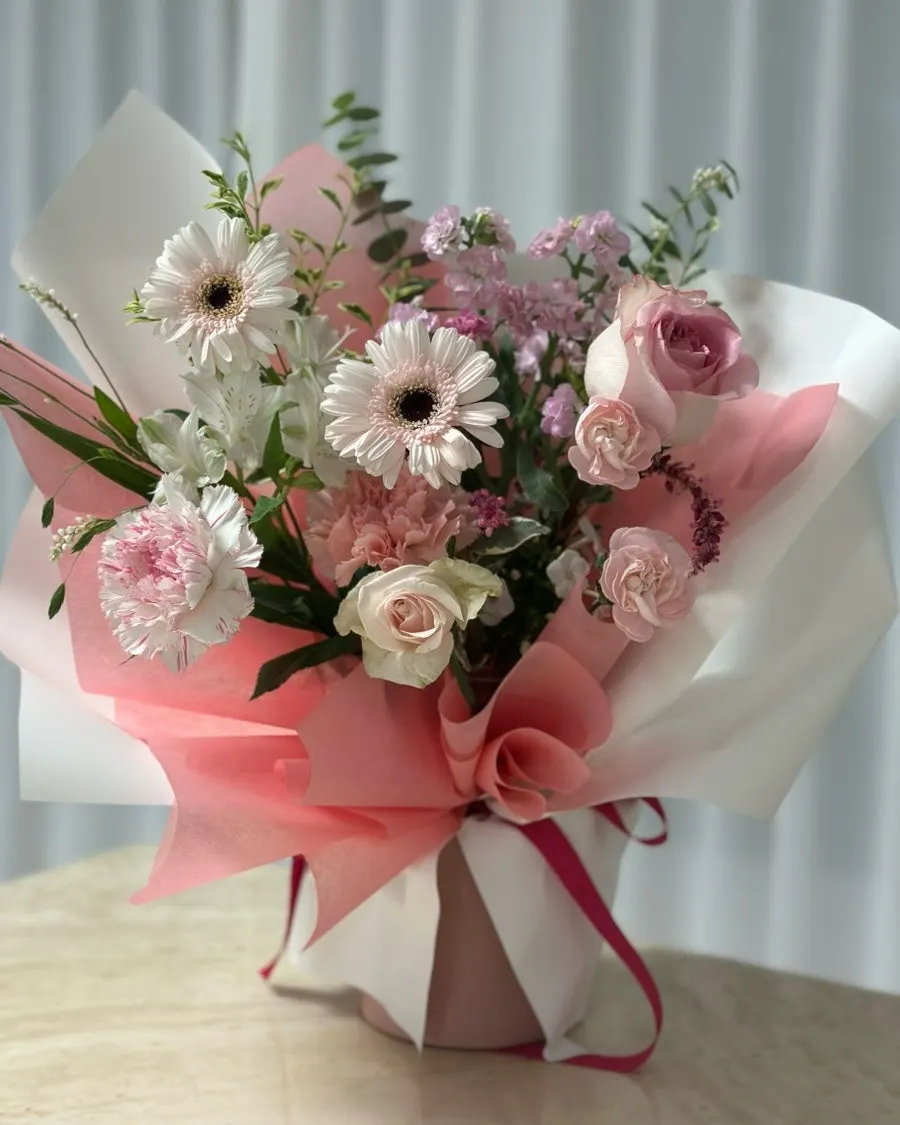 The 6th-anniversary bouquet brought home