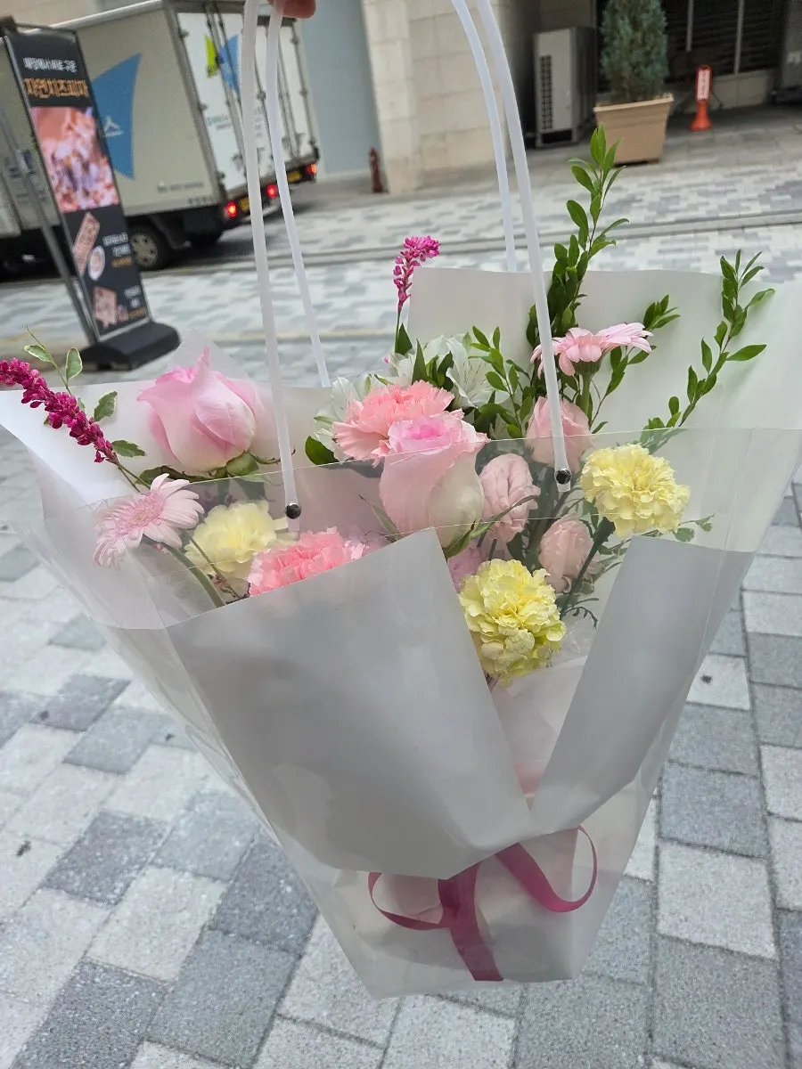 투명 쇼핑백에 담은 M사이즈 꽃다발