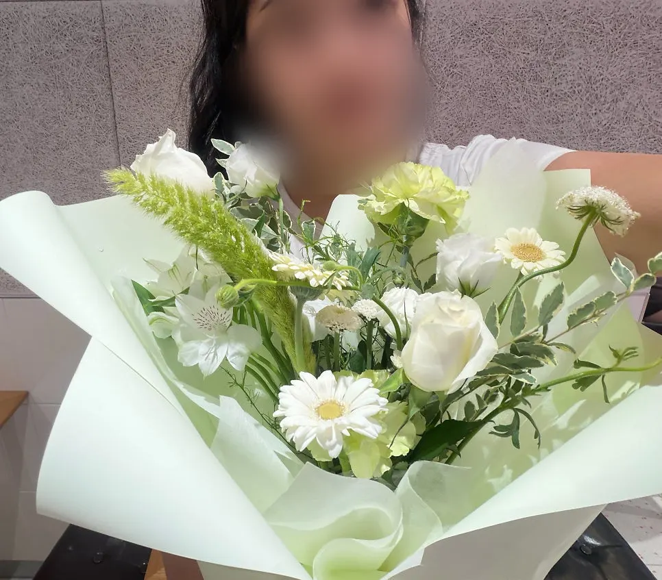 자연스러운 느낌의 그린 화이트 꽃다발
