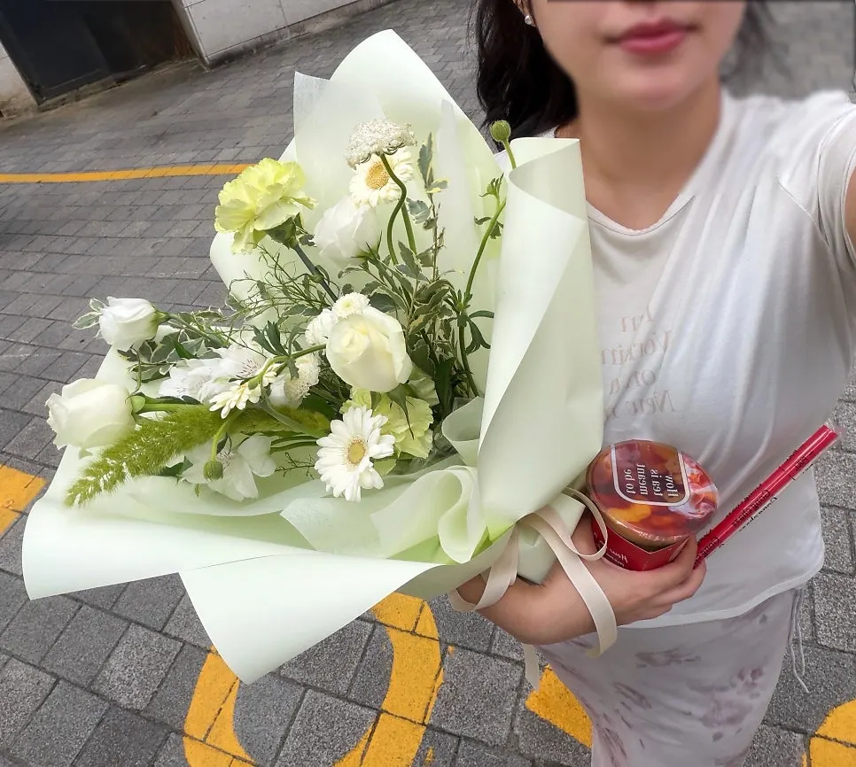 버블티와 함께 든 그린 화이트 꽃다발