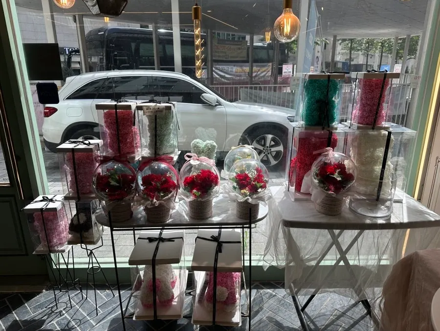 Interior of Habio Flower by Su at opening time