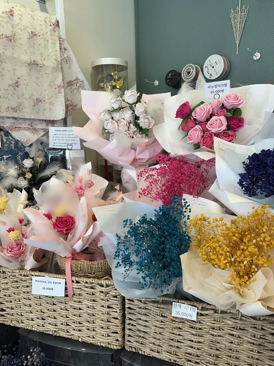 Flower products prepared for anniversary gifts