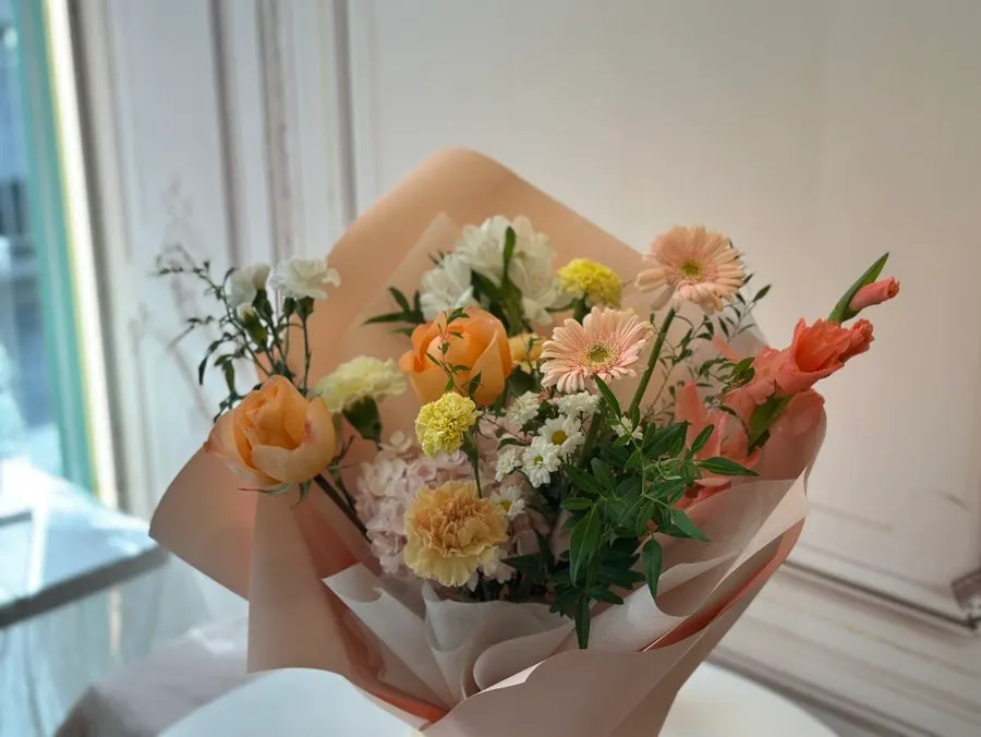 Close-up of the orange bouquet mixed with white and yellow
