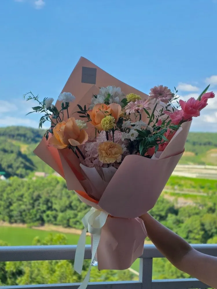 M-size bouquet, easy to carry without feeling too bulky