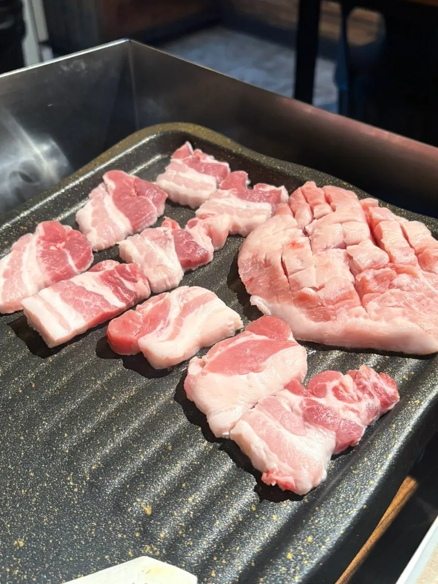 생삼겹살과 통항정살 생고기 접시