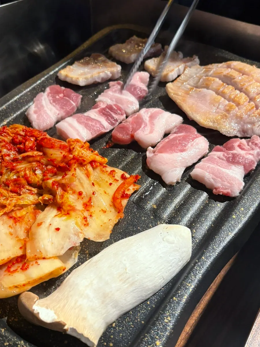 두툼한 생삼겹살 클로즈업