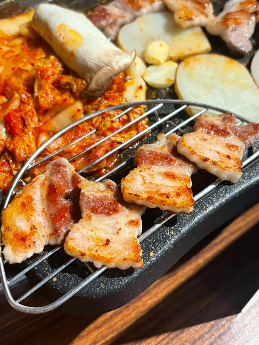 노릇하게 구워진 삼겹살과 통항정살