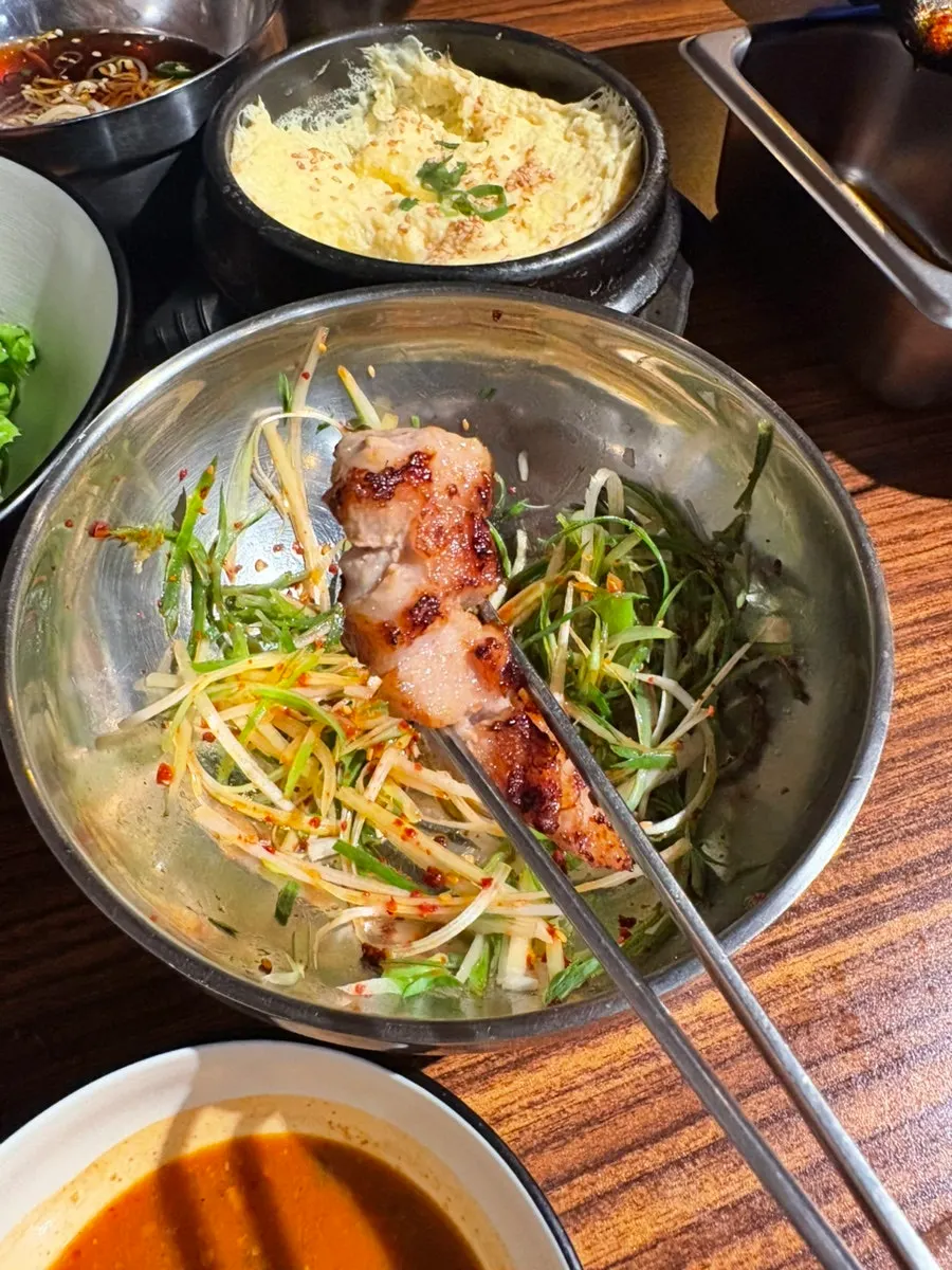 구운 김치에 감싼 통항정살 한 점