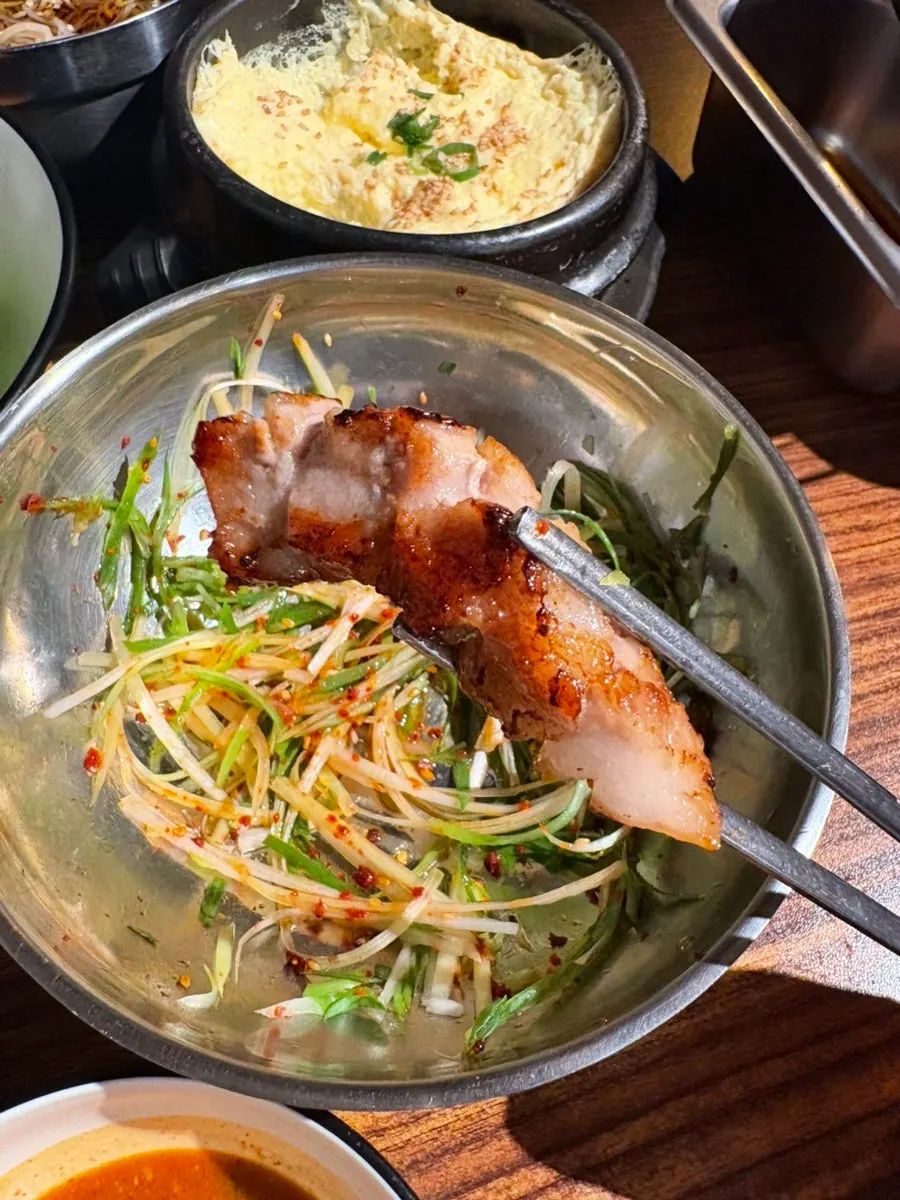 파채와 함께 먹는 고기 한 점