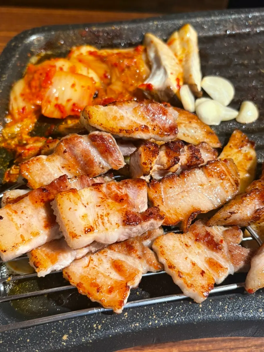 위쪽 삼겹살과 아래쪽 통항정살 비교