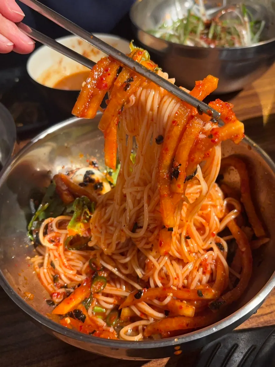양념이 비벼진 비빔국수 한 그릇
