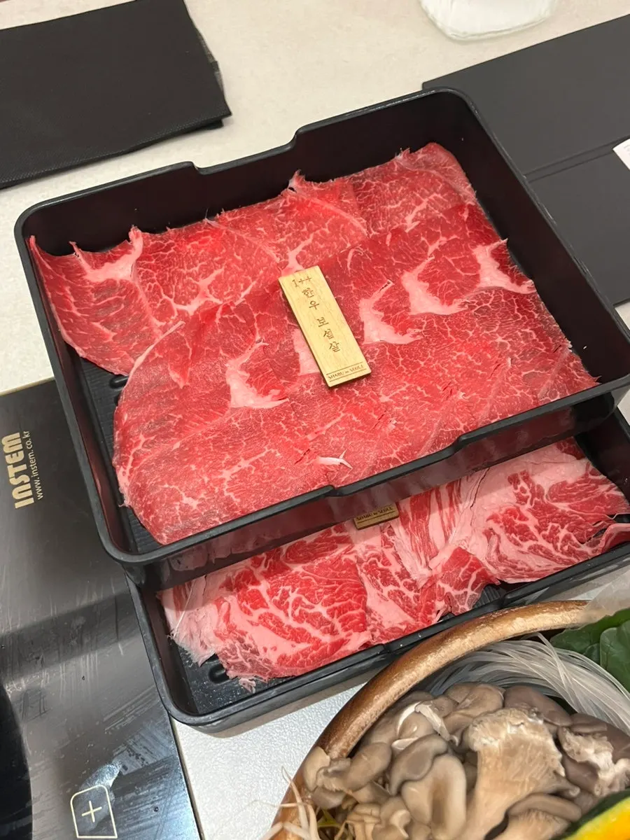 접시에 담긴 1++한우 보섭살 슬라이스