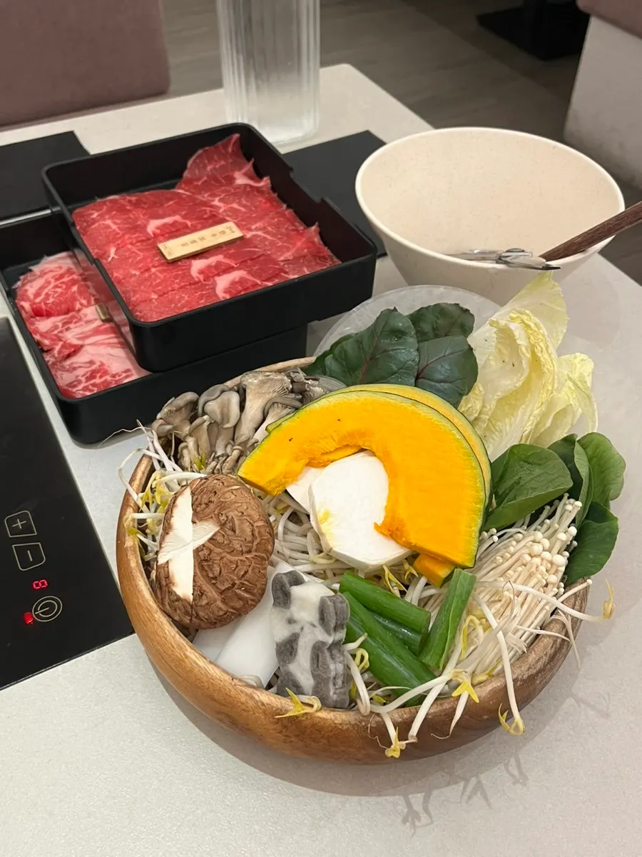버섯과 배추, 청경채가 담긴 야채 접시