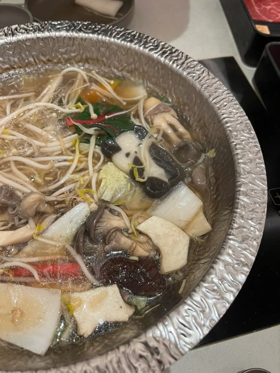 야채를 넣고 끓기 시작한 샤브샤브 냄비