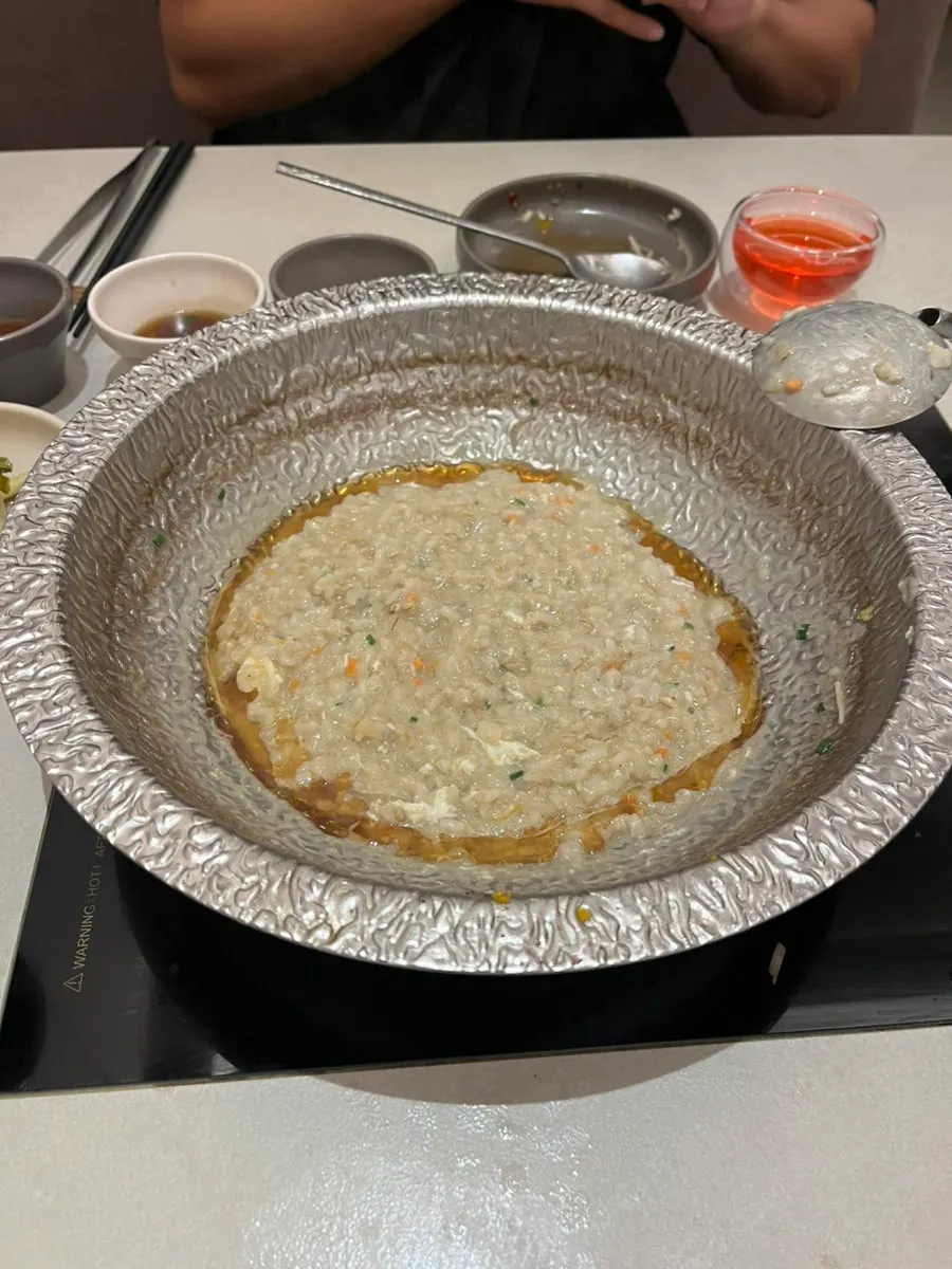 남은 육수에 밥과 계란을 넣어 끓이는 계란죽