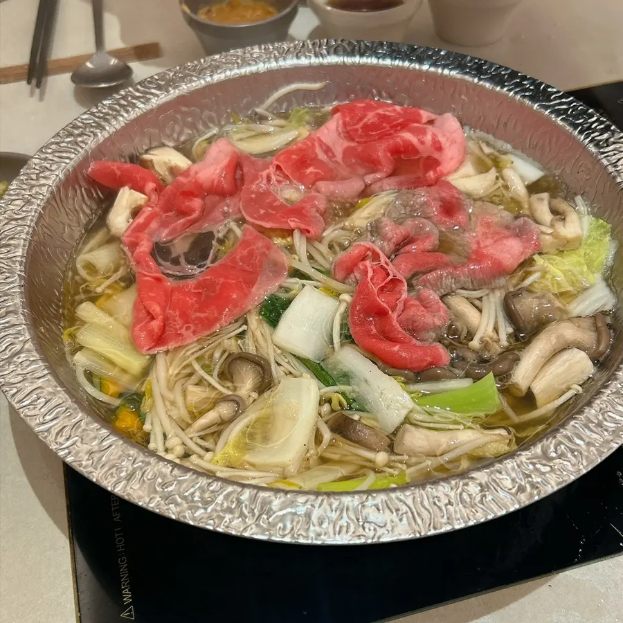 Cooking meat slice by slice in the broth