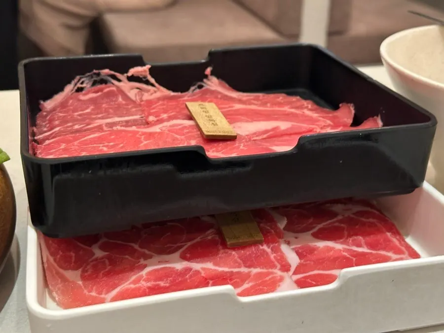 끓기 시작한 맑은 버섯 육수 냄비
