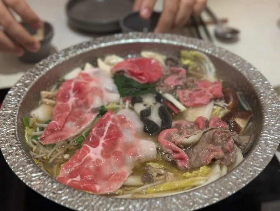 육수에 익히는 흑돼지 목살과 알목심