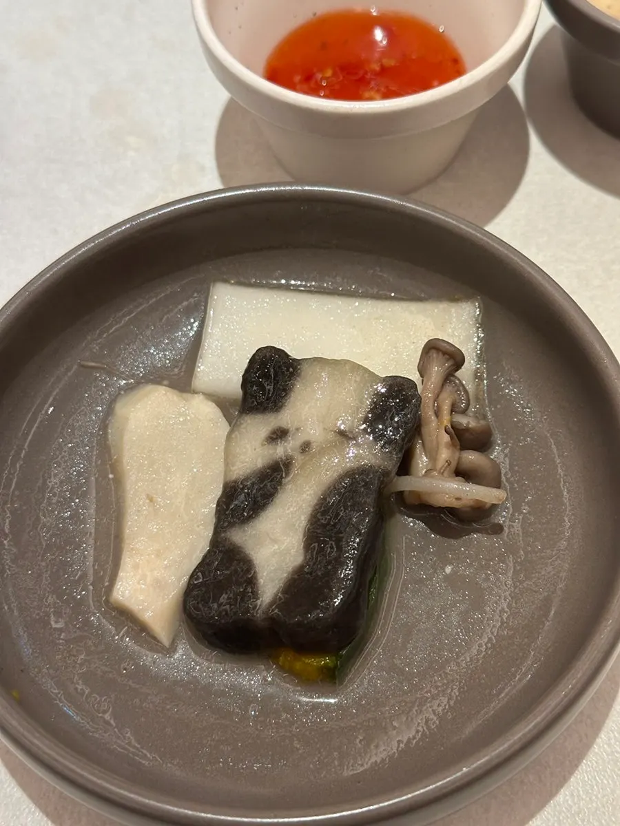 맑은 버섯 육수에 담긴 고기 한 점