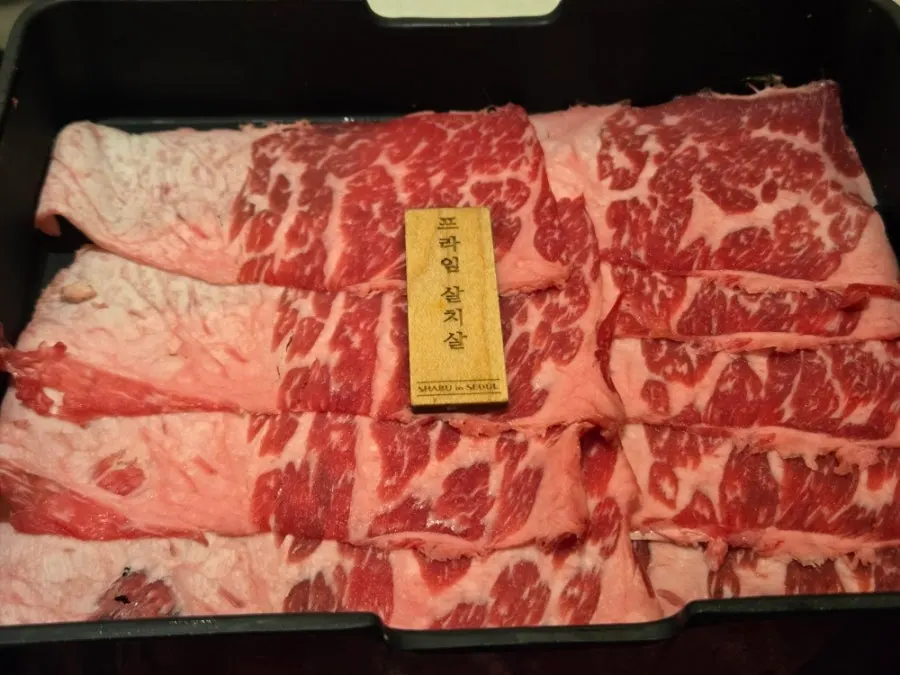 Prime Angus chuck flat plated on a black tray