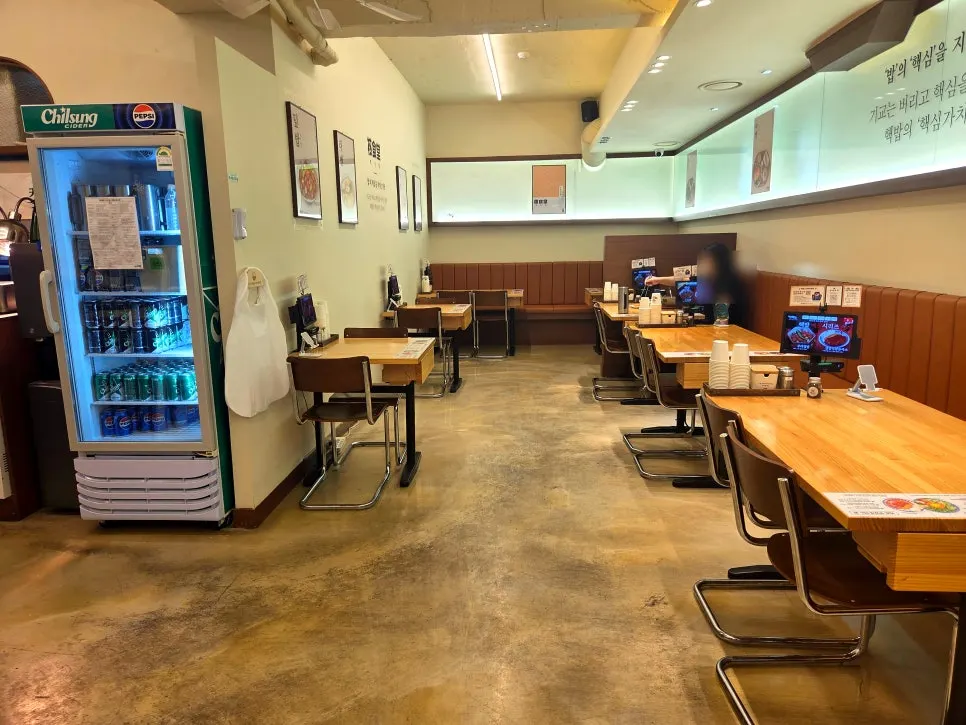 Inner seating with 4-top and 2-top tables