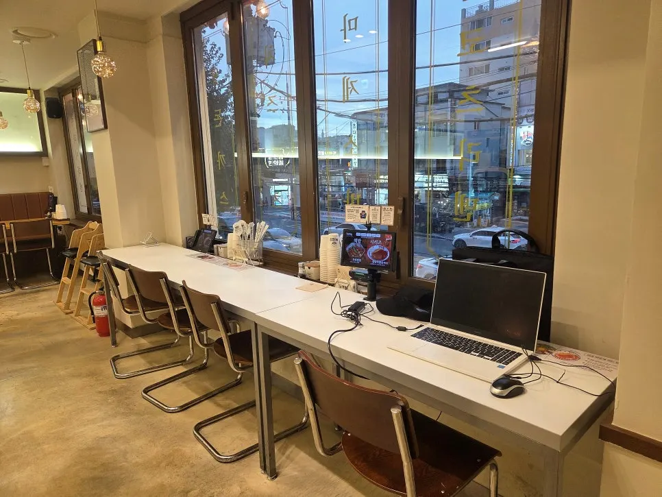 Window-side single seat for solo diners