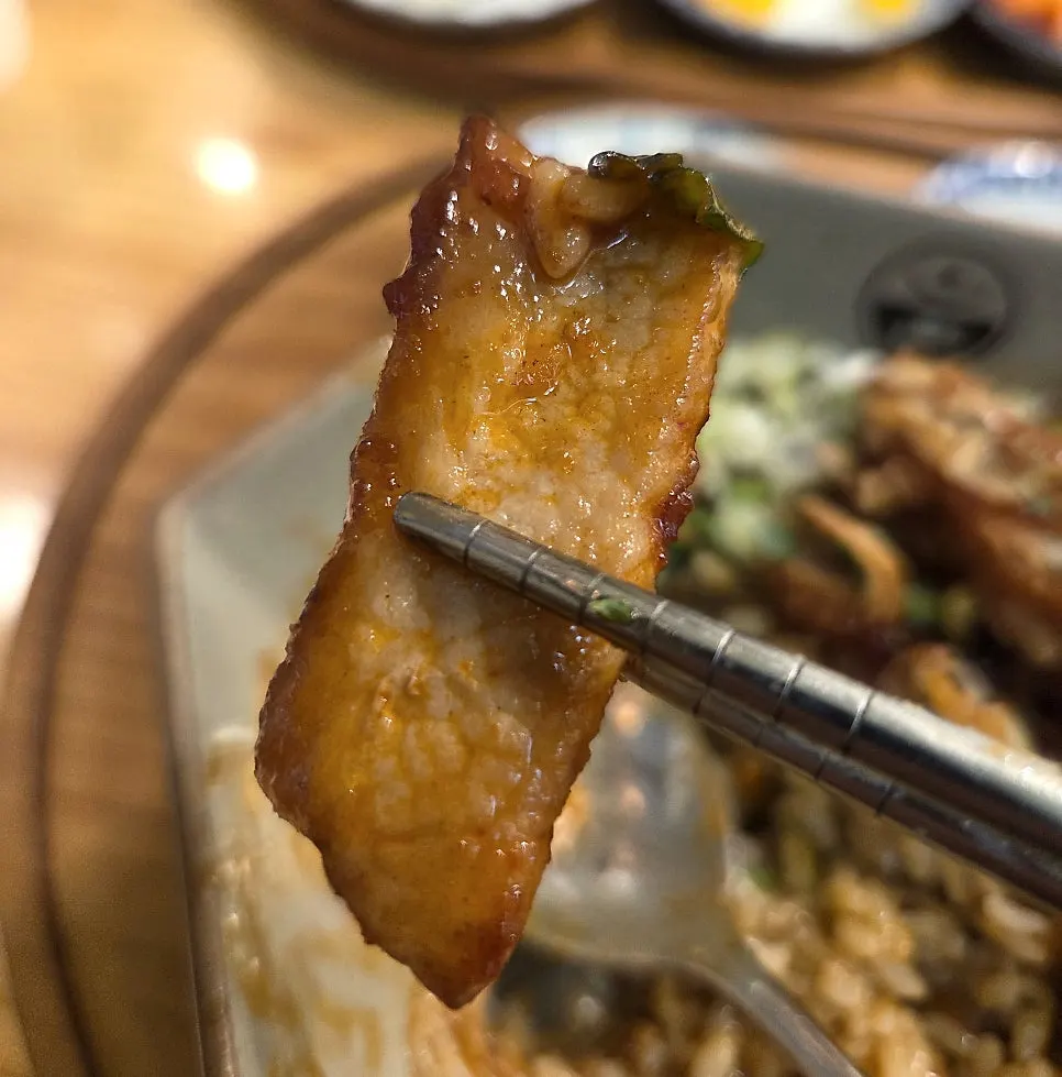 Pork jowl rice bowl piled generously with grilled pork jowl