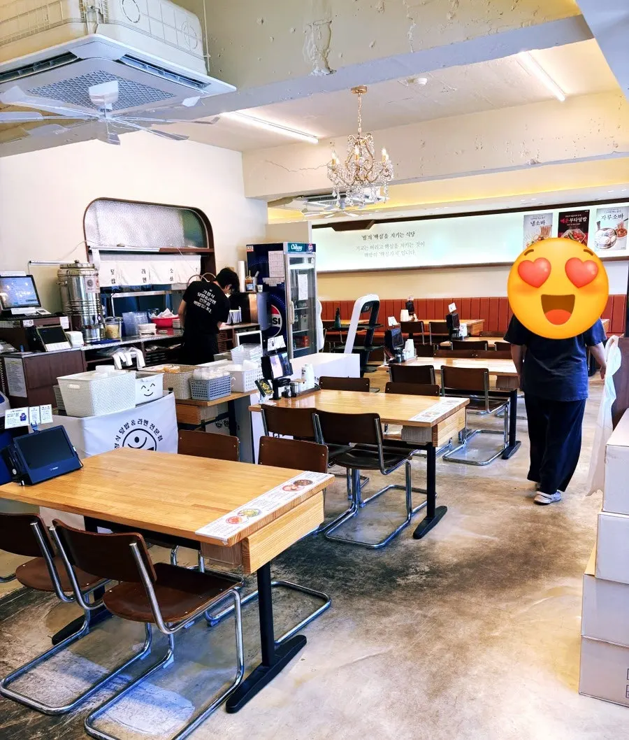 매장 입구에 놓인 유아의자 두 개