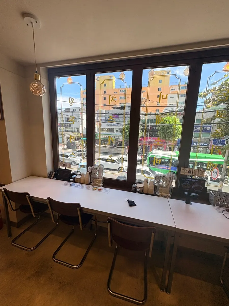 핵밥 까치산점 창가 좌석과 내부 전경