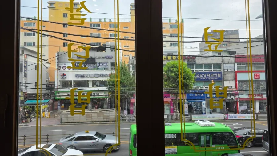핵밥 까치산점 창밖으로 보이는 까치산역 도로