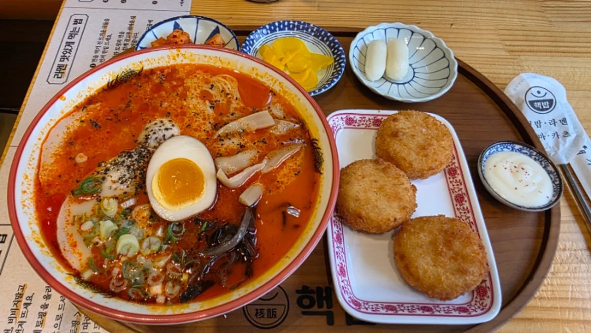카라이라멘과 감자고로케 혼밥 상차림