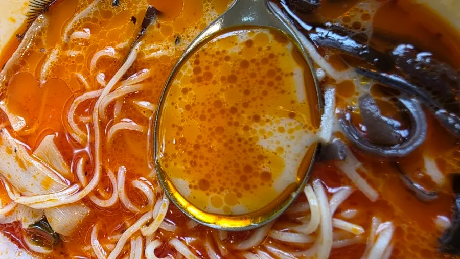 두툼한 차슈와 반숙란이 올라간 카라이라멘