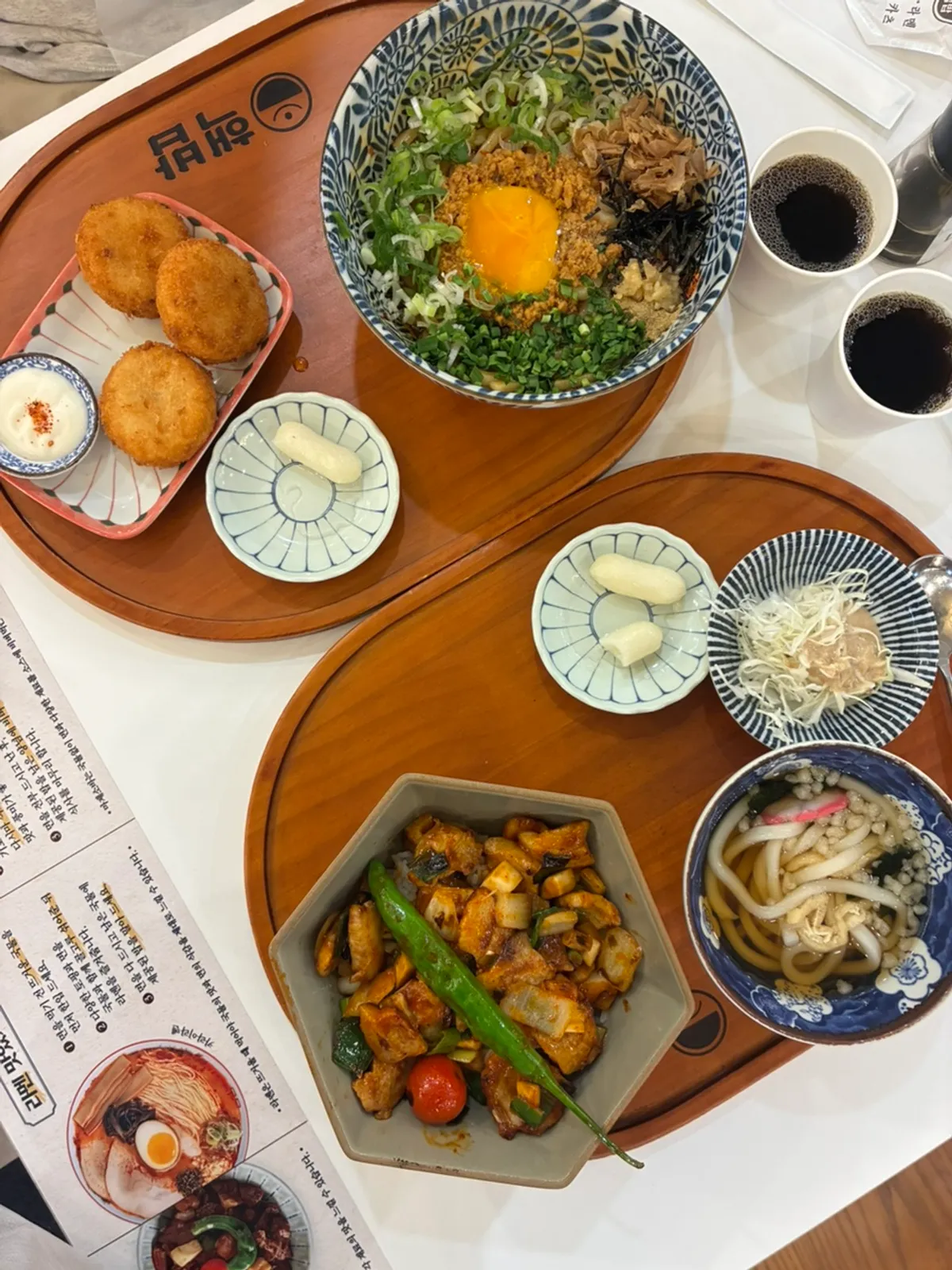A full table setting of the pork jowl rice bowl set at Hekbap Konkuk University Main Branch