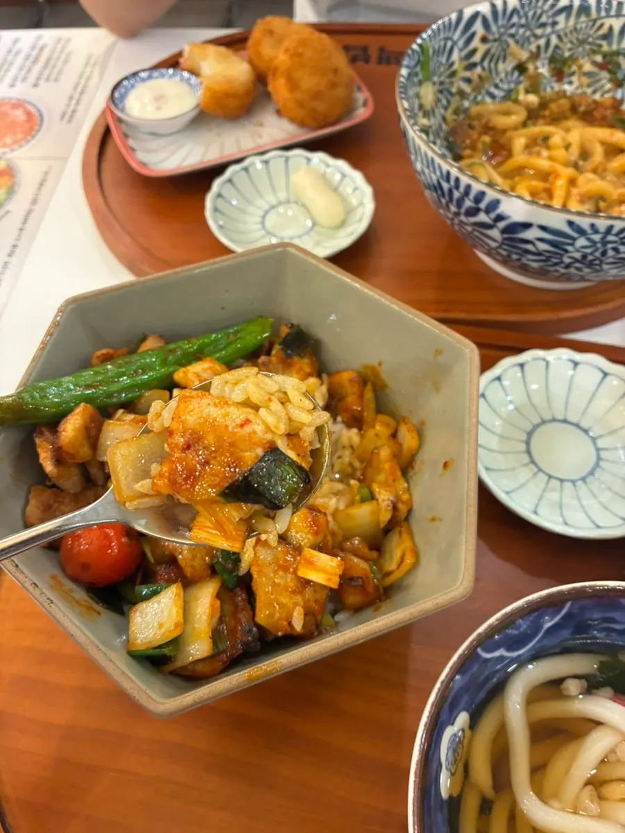 Side dishes served with the pork jowl rice bowl set