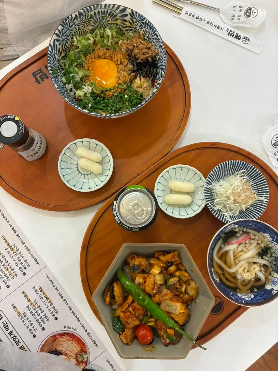 Empty bowls after finishing the rice bowl and mazesoba