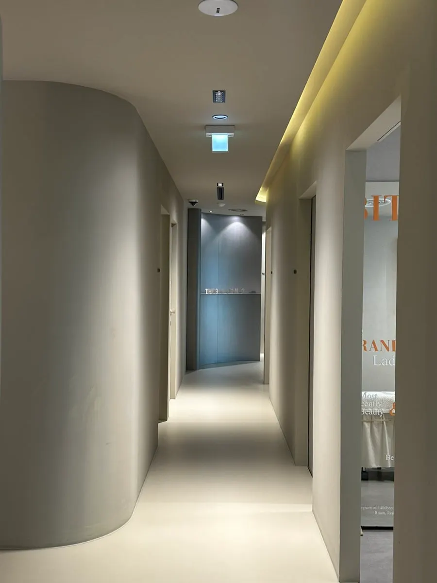 Interior leading to the separated treatment rooms