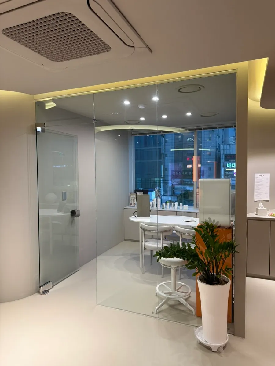 Interior with the treatment bed used for lash lifts