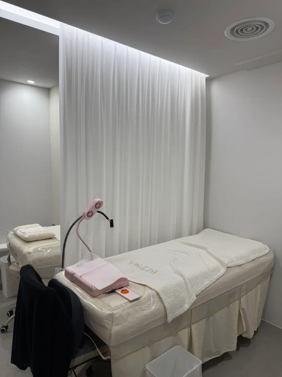 Preparation for the lash lift with a natural curl