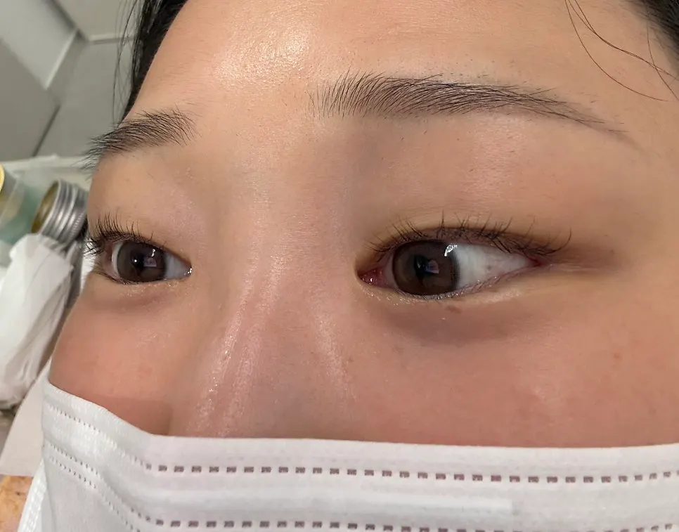 Consultation for a lash lift treatment