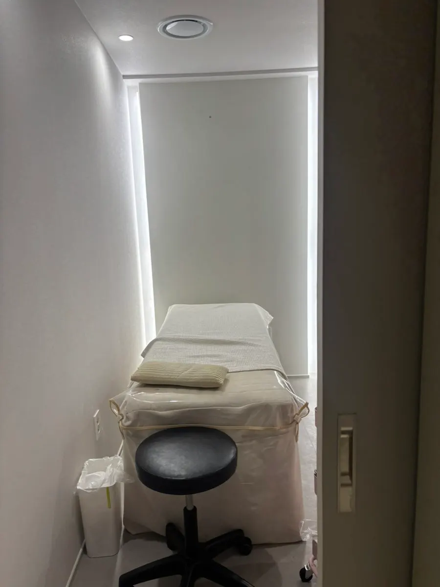 넓고 깔끔한 속눈썹 관리실 내부