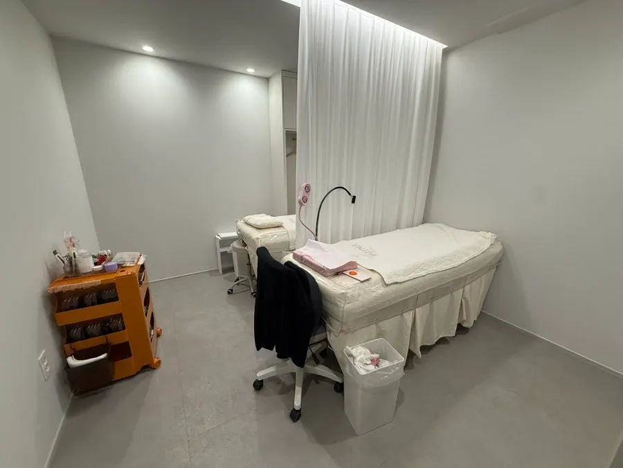 Inside the treatment room during the lash lift